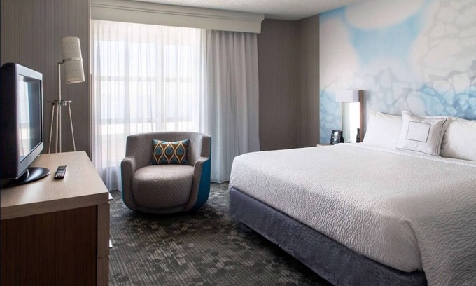 Emeryville Hotel | Revel in the Lap of Luxury! Minutes from Emeryville Community Organic Garden