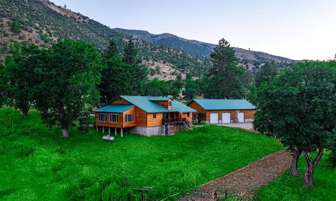 Doyle Cabina | Reverie Ranch @ Gold Mountain 136 Acre w/ Lakeview & Nat'l Forest Access, Remote