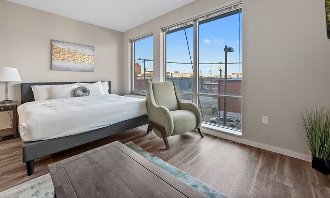 Crossroads Arts District Condominio | Revitalize Your Relationship with a Serene Couples Getaway 333
