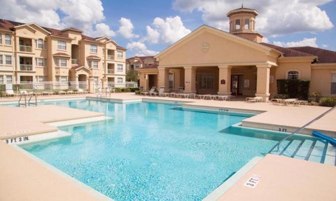 Loughman Complejo | Revived Condo with Pool and 20 minutes from parks
