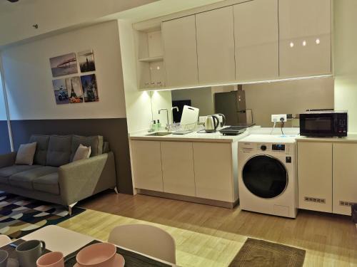 Bandar Tun Razak Apartamento | REVO at AURORA PLACE, Pavilion 2, 5 Minutes To AXIATA ARENA BUKIT JALIL FREE WIFI by De Harlequins Guesthouse