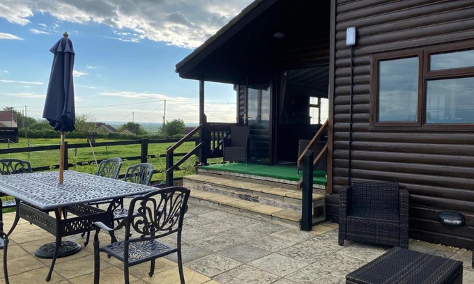 Seend Casa | Rew Farm Country & Equestrian Accommodation - Sunrise Lodge