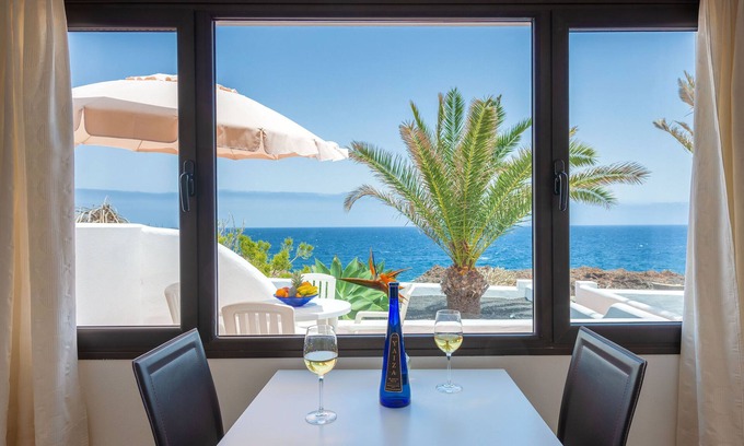 Charco del Palo Villa | REYES Natur - Villa en primera línea del mar