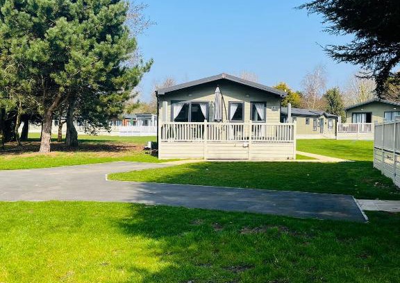 Allerthorpe Casa | Reynards Retreat Lodge with Hot Tub