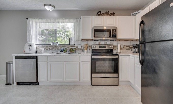 Reynoldsburg Casa | Reynoldsburg Home w/Patio ~ 11 Mi to Columbus!
