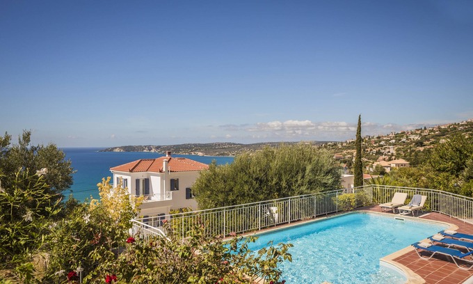 Mousata Villa | Gran chalet con piscina, 180 ° vistas al mar en Gran ubicación, espacioso para 6
