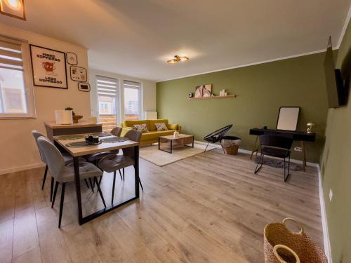 Tirgu Mures Apartamento | Rhapsody Home - Urban quiet area with Parking&King Bed&Balcony