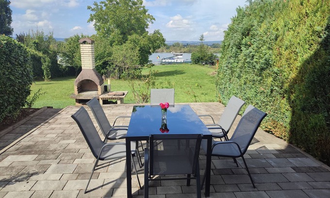 Urmitz Casa | Rheinuferhaus -Complete vacation home directly on the Rhine
