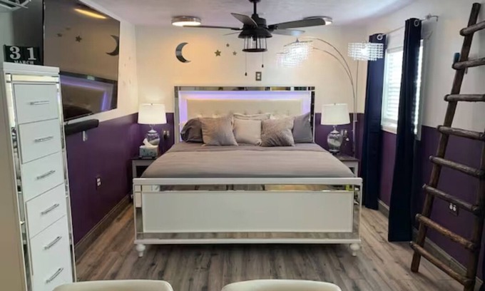 Hurricane Cabina | Rhinestone Cowboy