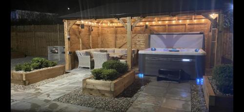 Bont Newydd Casa | Rhos Walia,near Snowdonia,Hot tub