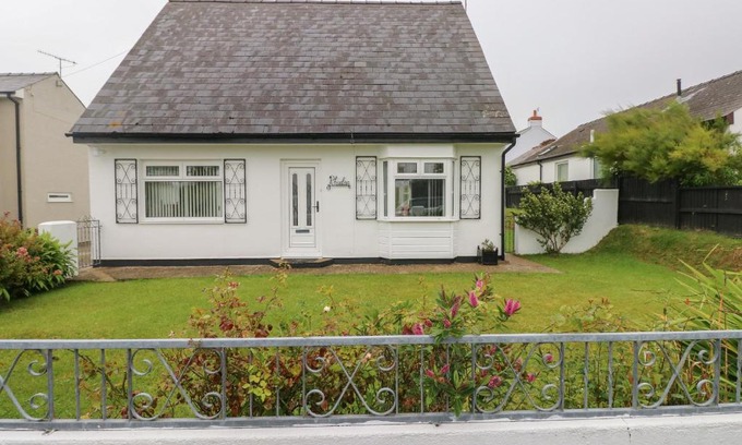 Dinas Cross Casa | Rhoslan