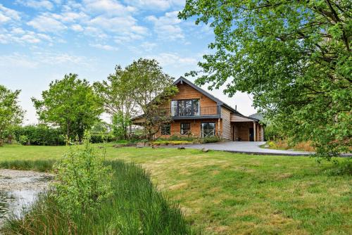Rhayader Villa | Rhosllyn Retreats - Lakeside Lodge