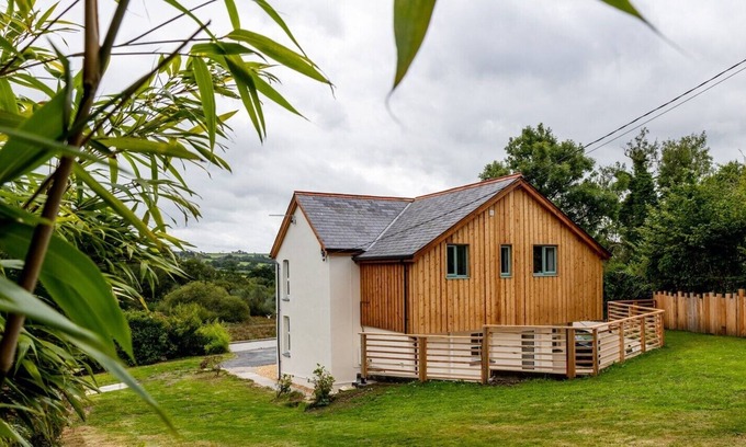 Tal-gareg Casa | Rhoslwyn - a family home for 6 with country views.