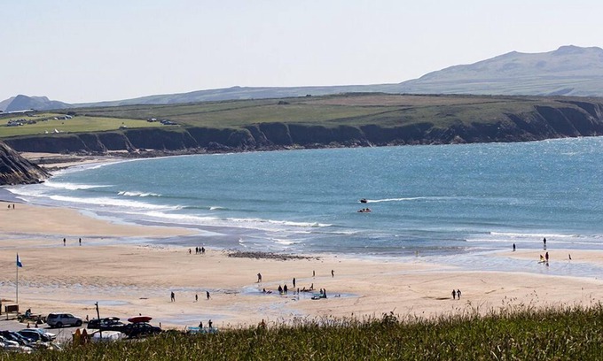 St Brides Cabaña | Rhosson Farmhouse, Holiday Cottage St Justinians, nr St Davids, Sleeps 8, 4 bedrooms, bathrooms