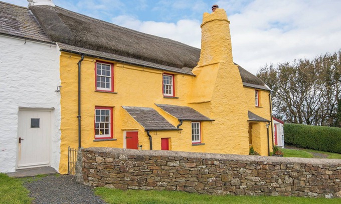 St Brides Cabaña | Rhosson Uchaf, Holiday Cottage St Justinians, nr St Davids, Sleeps 6, 3 bedrooms, bathrooms