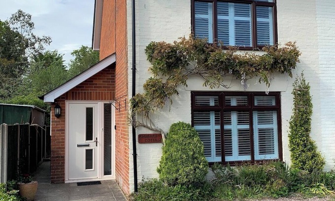 New Forest District Casa | Rhubarb Cottage, stylish home close to Lyndhurst High street & New Forest trails
