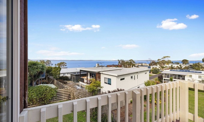 Rhyll Casa | Rhyll Beach Retreat walk to beach yacht club, pets ok, short drive to Cowes