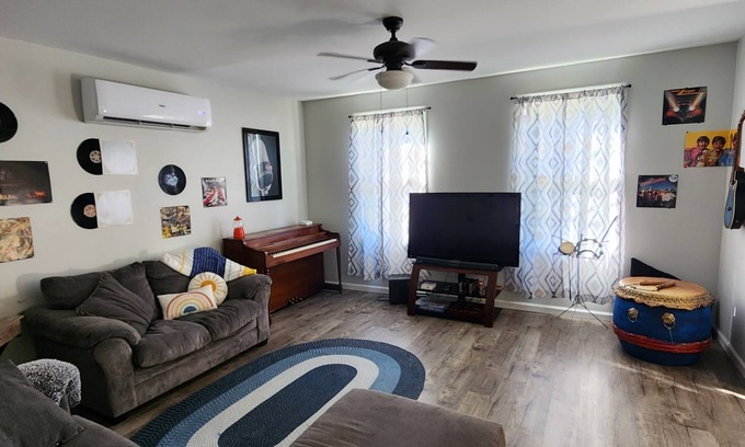 Madison Casa | Rhythm & Blues! Quiet, private, downtown! -Golf Cart Available!