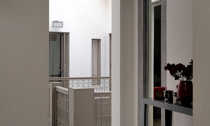 Mellah Casa | Riad 6 habitaciones, decoración contemporánea, con el personal disponible.