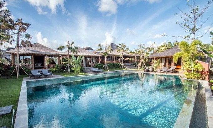 Banjar Semer Villa | Villa Sylvia de 5 dormitorios, vista al campo de arroz, jacuzzi y jardines, Canggu
