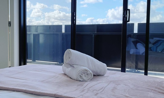 Richmond North Apartamento | Richmond 180° Balcony View Apartment Across From the Shopping Mallfree Parking