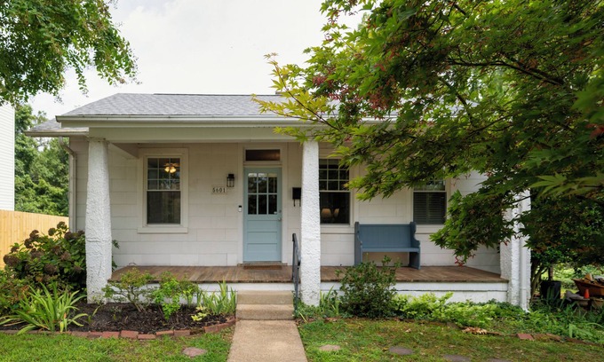 Lakeside Casa | Richmond, VA 1930's Bungalow with a water view! Close to Lewis Ginter, VMFA,etc.
