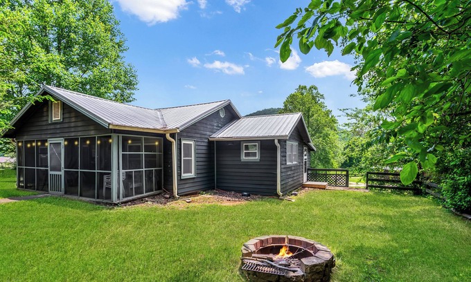 Suches Cabina | Rider’s Retreat in Suches, Pit Stop near Woody gap, fire pit, Views,Dog Friendly