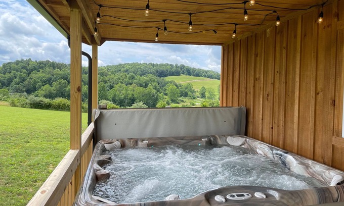 Logan Cabina | Lavender Ridge/ Hill top cabin w/ hot tub and movie theater