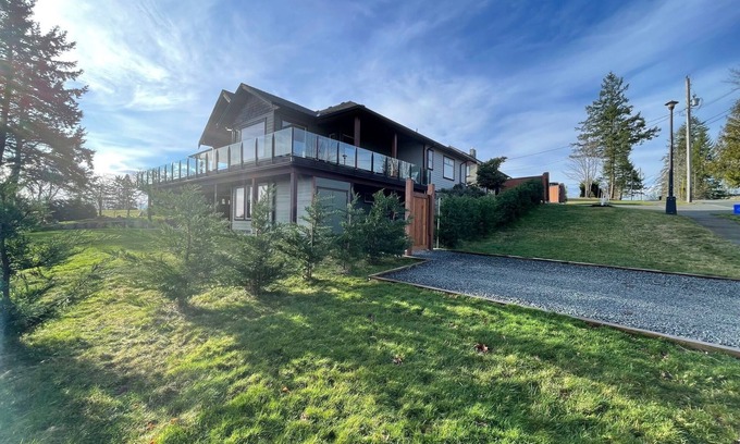 Campbell River Casa | Ridge View Suite Seascape Panorama with Covered Deck