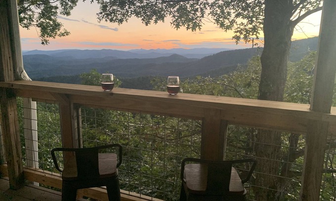 Lenoir Casa | Ridgeline Retreat: Cozy Home with Amazing Mountain Views! Pet Friendly