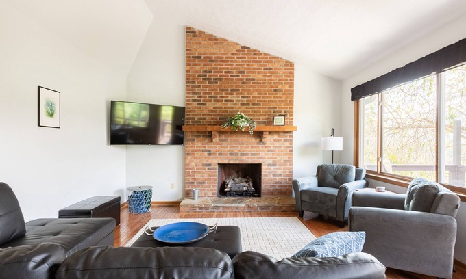 Burnsville Cabaña | Ridgetop Retreat near Asheville, Hot Tub & Views!