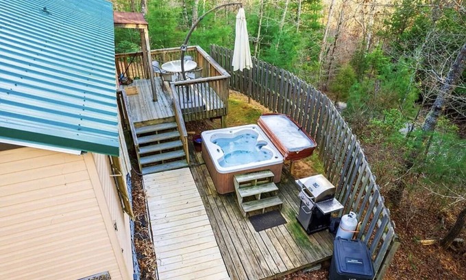 Bryson City Cabina | Ridgetop Retreat with Mountain View & Hot Tub! Unit 3 BrysonCity! GSMR!