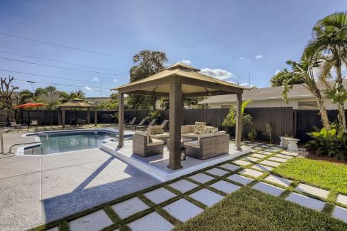 West Palm Beach Casa | Ridgeway Villa - Revel in Sunlit Living with Backyard Gazebo & Pool