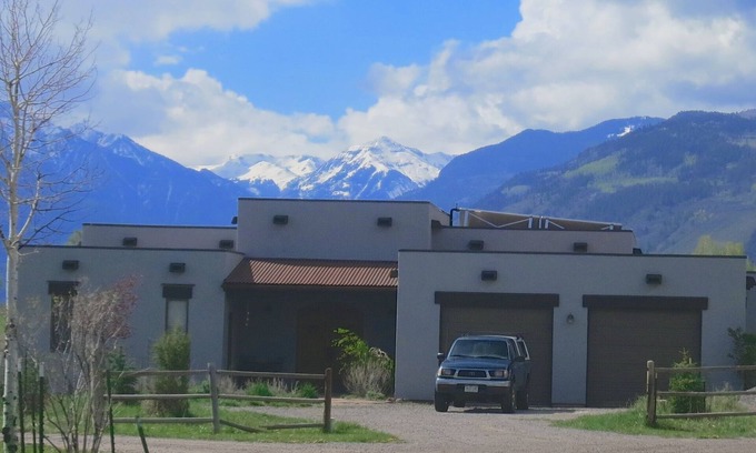 Solar Ranch Casa | LO MEJOR DE RIDGWAY: ¡Vistas a la montaña, espaldas al espacio abierto, plano de planta abierto, en la ciudad!