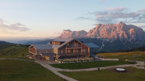 Corvara in Badia Cabina | Rifugio Alpino Pralongià