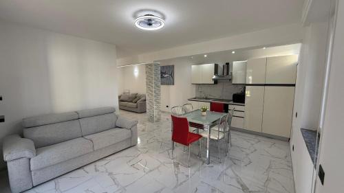 Sarnico Apartamento | Rifugio Elegante a due passi dal Lago - Free Wifi Giardino e AC
