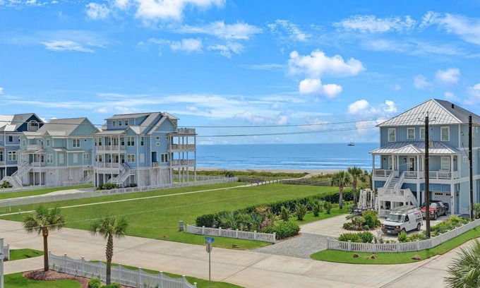 Beachside Village Casa | Right by the Beach with Amazing Beach Views from All 4 Decks - Front AND Back