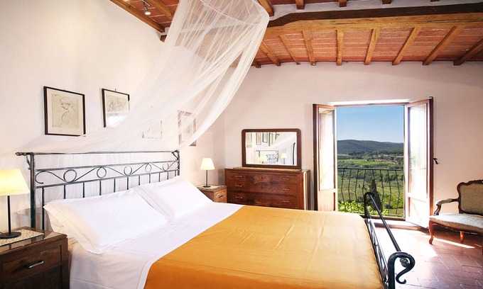 Montepulciano Apartamento | Justo en el centro de Montepulciano. Apartamentos en palacio antiguo con vista y jardín