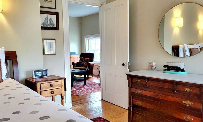 Federal Hill Apartamento | Right on Broadway - Sunny, Private Apartment