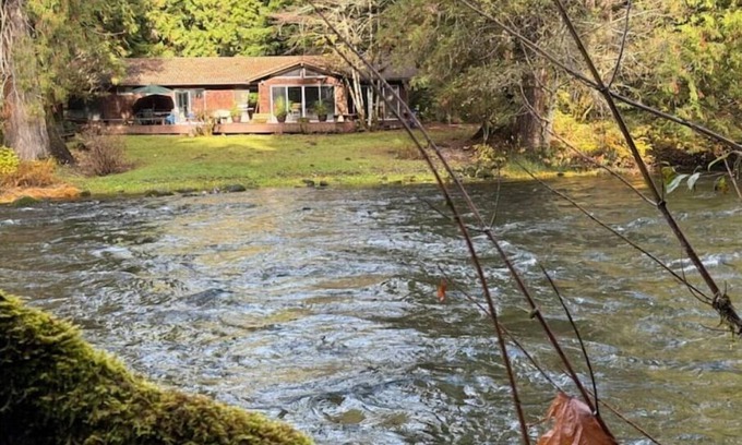 Blue River Casa | Right on the McKenzie - Pickleball Court