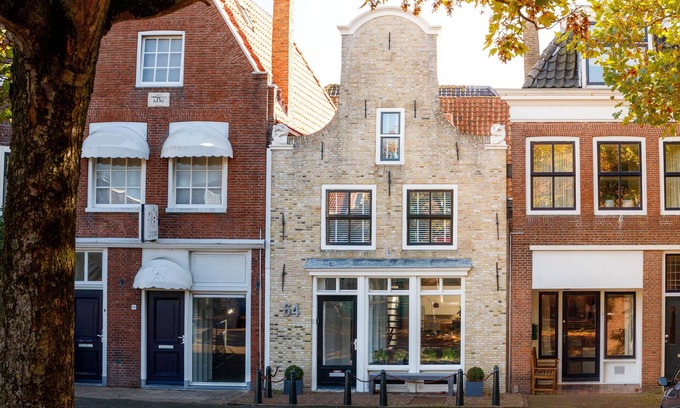 Harlingen Casa | Rijksmonument in het centrum van Harlingen met uitzicht op de grachten