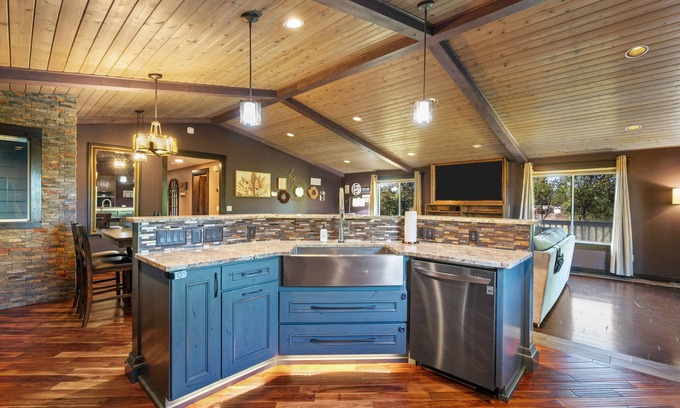 Pleasant Valley Casa | Riley Ranch, Mountain Views & Hot Tub