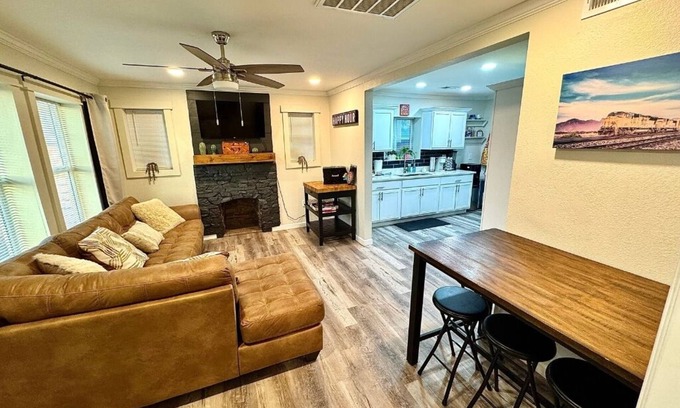 Encanto Casa | Rileys 10 minute walk to Arizona State Fairgrounds