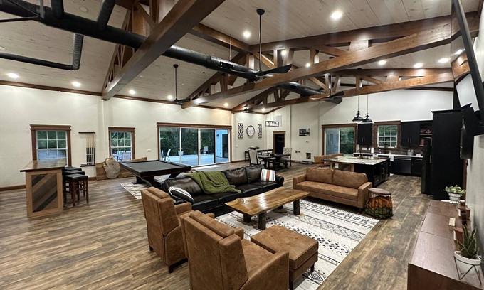Horse Shoe Casa | Rippling Waters! 3 BD 2.5 BA Riverfront Home, 8 min. from airport. Sleeps 11.