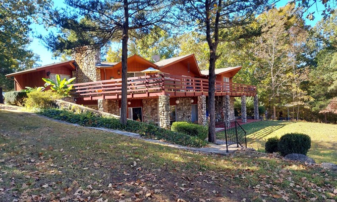 Cherokee Village Casa | RIR: E Faye Jones style Rock floor to ceiling in 3 bathrooms open floor plan.