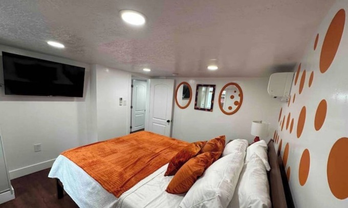 South Salt Lake Cabaña | Rise&Shine- Mid Mod Entire House Hot Tub, Fire Pit