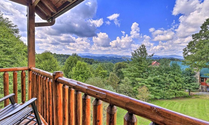 Piney Creek Casa | River Access and Game Room Piney Creek Cabin!