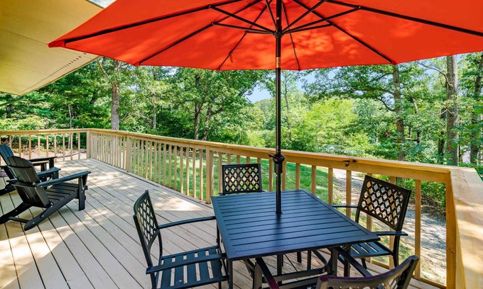 Luray Cabina | River Access Cabin w Hot Tub, Deck, Grill, & Wifi