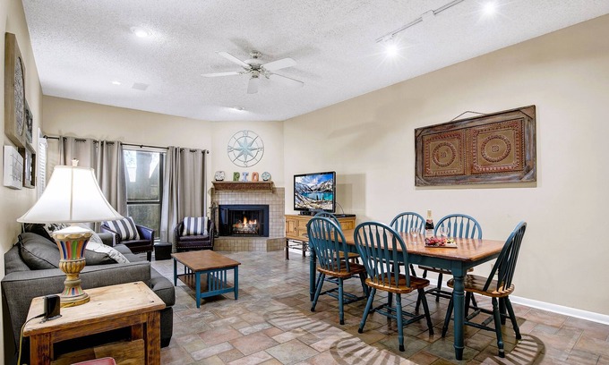 New Braunfels Casa | River Condo Next to Schlitterbahn Water Park!