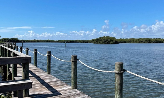 Cocoa Beach Condominio | RIVER ACCESS, Pool, and Walking Distance to Beach! Beautifully Furnished!